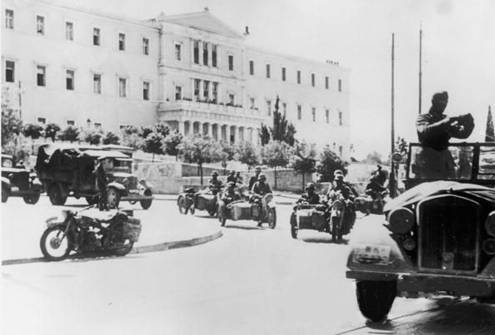 Němci vjíždějí do Atén.jpg