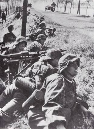 Odpočívající příslušníci Waffen - SS.jpg