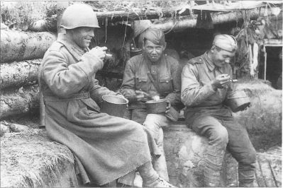 Sovětští pěšáci při jídle.jpg