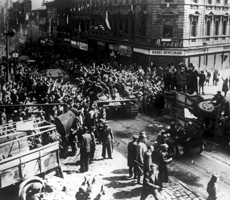 Sověti v květnu 1945 v Praze.png
